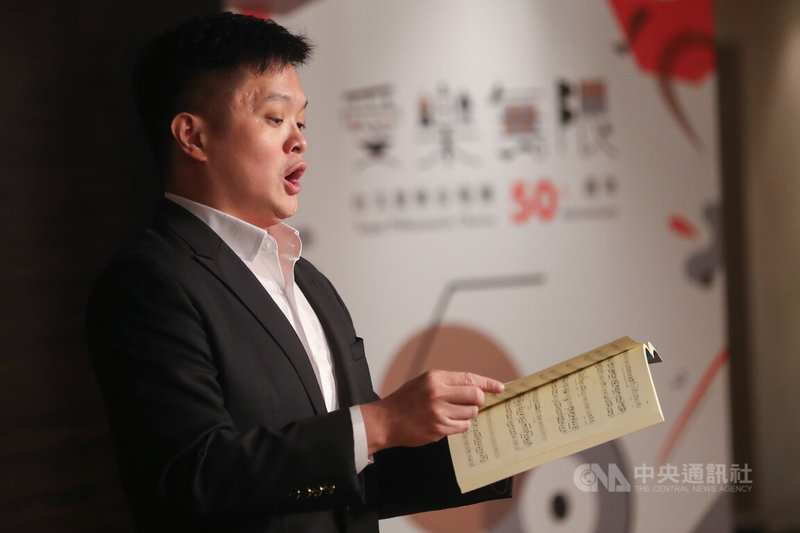 台北愛樂室內合唱團邁入50週年,與國立台灣交響樂團合作演出巴赫「B小調彌撒」,18日在國家戲劇院舉行記者會,男低音葉展毓(圖)現場演唱經典曲目宣傳。中央社記者裴禛攝 111年4月18日