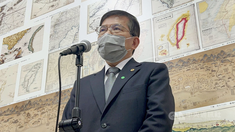不滿公司化草案已送立法院,台鐵企業工會預計5月1日集體休假,至少有9成司機員不願意上班。對此,交通部長王國材18日在立法院受訪時說,會用其他大眾運輸方式接駁,但安全沒有辦法再等,不會撤掉草案。中央社記者余曉涵攝 111年4月18日