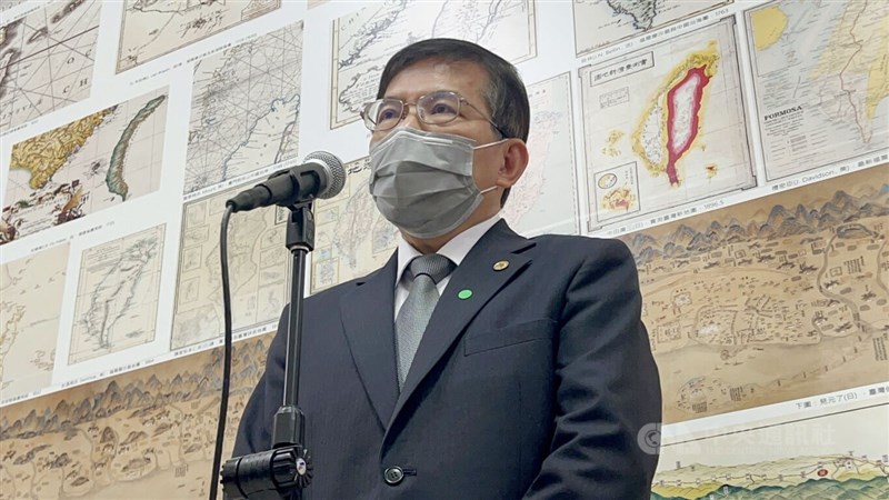 不滿公司化草案已送立法院,台鐵企業工會預計5月1日集體休假,至少有9成司機員不願意上班。對此,交通部長王國材18日在立法院受訪時說,會用其他大眾運輸方式接駁,但安全沒有辦法再等,不會撤掉草案。中央社記者余曉涵攝 111年4月18日