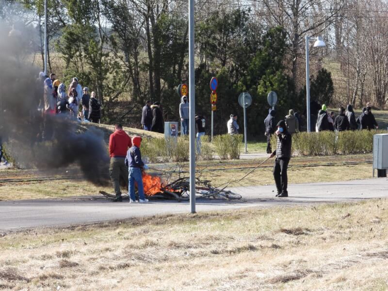 圖為瑞典諾庫平示威民眾去年4月17日焚燒可蘭經。（路透社）