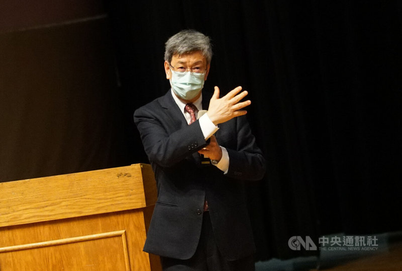 前副總統陳建仁19日受邀參加國立彰化高級中學校慶活動,以「創造新知與造福人類:一個生醫科學家的學思歷程」為題進行演講,並接受學生提問。中央社記者吳哲豪彰化攝 111年4月19日