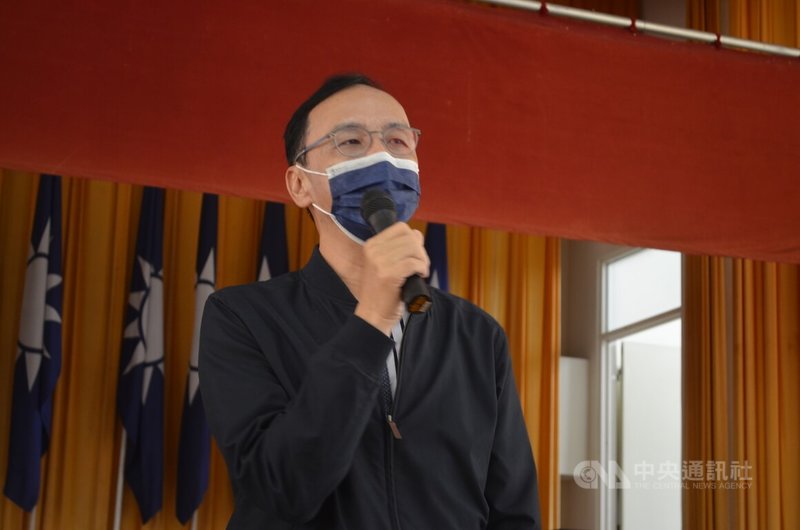 國民黨主席朱立倫19日上午到國民黨嘉義縣黨部參加小組長精實訓練會議,呼籲中央盡快買兒童專用BNT疫苗,不要讓孩子當實驗品打莫德納。中央社記者蔡智明攝 111年4月19日