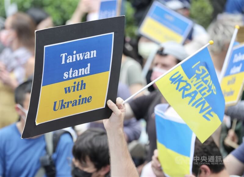 烏克蘭國會發文感謝世界支持，其中包括台灣。圖為3月在台北大安森林公園舉行的聲援烏克蘭和平大遊行。（中央社檔案照片）