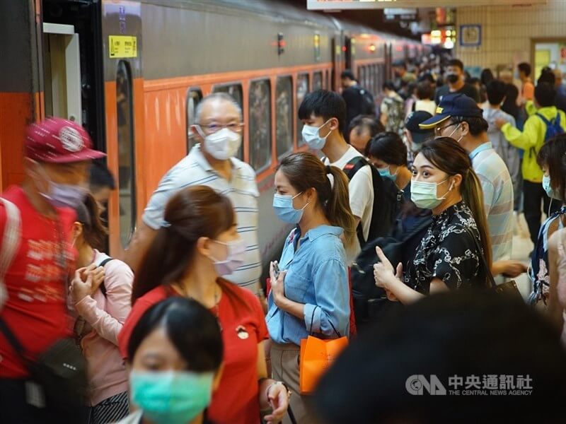 台灣鐵路工會發起5月1日以不加班方式集體休假，已超過9成駕駛當天可能不上班，最糟情況是當天全面停駛。圖為台鐵乘車人潮。（中央社檔案照片）