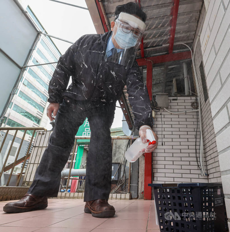 中央流行疫情指揮中心宣布全國進入全面輕症居家照護管理階段,台北市20日上午有藥師模擬送處方藥到確診者隔離住所,藥師用酒精消毒使用後的外送籃。中央社記者鄭清元攝 111年4月20日