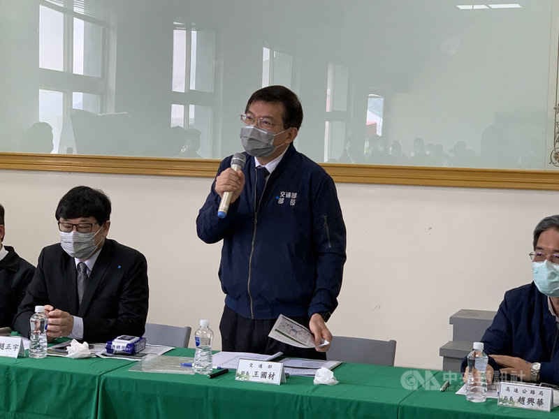 台灣鐵路工會發動5月1日以不加班方式集體休假,交通部長王國材(中)20日陪同立法院交通委員會考察桃園地區交通建設時受訪表示,22日會宣布交通應變計畫,希望是備而不用。中央社記者葉臻攝 111年4月20日