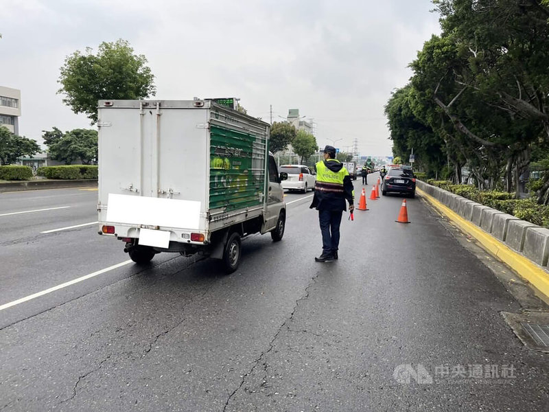 台北市士林警分局19日清晨獲報,指轄內承德路5段往北投區方向發生車禍,員警到場發現,現場為44歲張姓貨車駕駛疑因精神恍惚未注意車前狀況,不慎撞到同向雙載機車,造成機車騎士輕傷、後座乘客拋飛,送醫傷重不治。詳細肇事原因警方仍在調查釐清。(翻攝照片)中央社記者黃麗芸傳真 111年4月20日