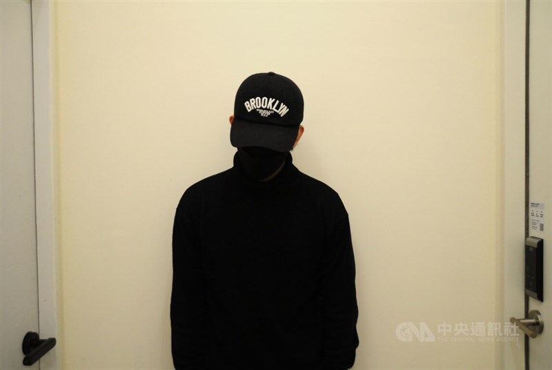 流亡抗爭者Antonio說,他希望政府能解決就業港人無法在台定居的問題,「讓我們有機會為自己的生存努力」。中央社記者沈朋達攝 111年4月20日