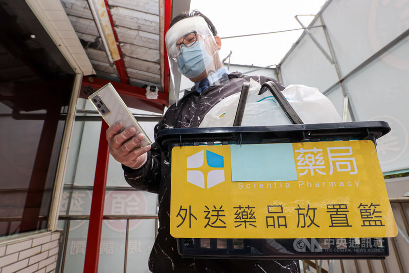 台灣COVID-19疫情連續單日新增本土個案數破千,中央流行疫情指揮中心宣布各縣市啟動居家照護標準。台北市20日上午有藥局模擬演練藥師以手機通訊軟體與確診者聯繫,協助送藥到府,過程無接觸。中央社記者鄭清元攝 111年4月20日