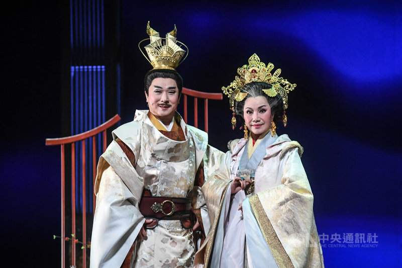 唐美雲歌仔戲團20日在國家戲劇院演舉行彩排記者會,演員唐美雲(右)、唐文華(左)合作演出「冥遊記:帝王之宴」,不僅在演出和唱功上自我挑戰,也力求細緻呈現。中央社記者趙世勳攝 111年4月20日