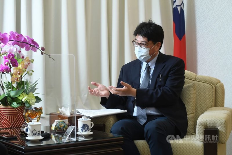 陸委會副主委邱垂正接受中央社專訪時表示,陸委會目前已對「香港澳門居民進入台灣地區及居留定居許可辦法」提出修正建議,朝向開放港人,「特別是專業人士、白領階級的港人」,在台灣工作連續居留5年、最後一年的每月收入達基本工資2倍等條件,即可申請在台定居。中央社記者趙世勳攝 111年4月20日
