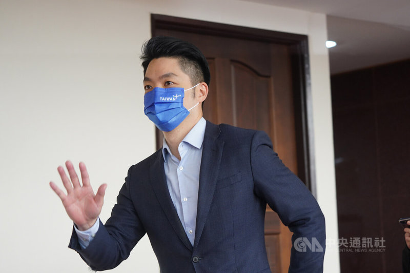 監察院20日公布最新廉政專刊,其中備戰年底台北市長選舉的國民黨立委蔣萬安申報內容中,存款新台幣1575萬餘元,較上次申報減少約274萬元,另有房貸1907萬餘元。圖為蔣萬安20日在立法院接受媒體聯訪前揮手致意。中央社記者徐肇昌攝 111年4月20日