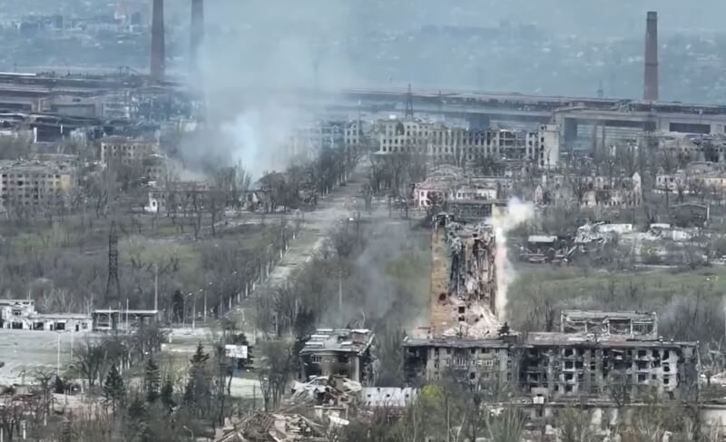 圖為馬立波建築被俄軍轟炸後的景象。(圖取自facebook.com/StratcomCentreUA)