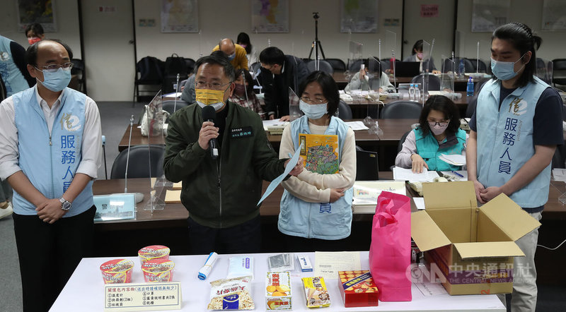 台北市因應COVID-19確診及居家隔離人數急遽增加,20日開始全面啟動確診者居家照護,12個行政區皆成立關懷中心。台北市副市長蔡炳坤(左2)20日上午前往18日率先試辦的信義區關懷中心視察,向媒體介紹關懷包內容物。中央社記者張新偉攝 111年4月20日