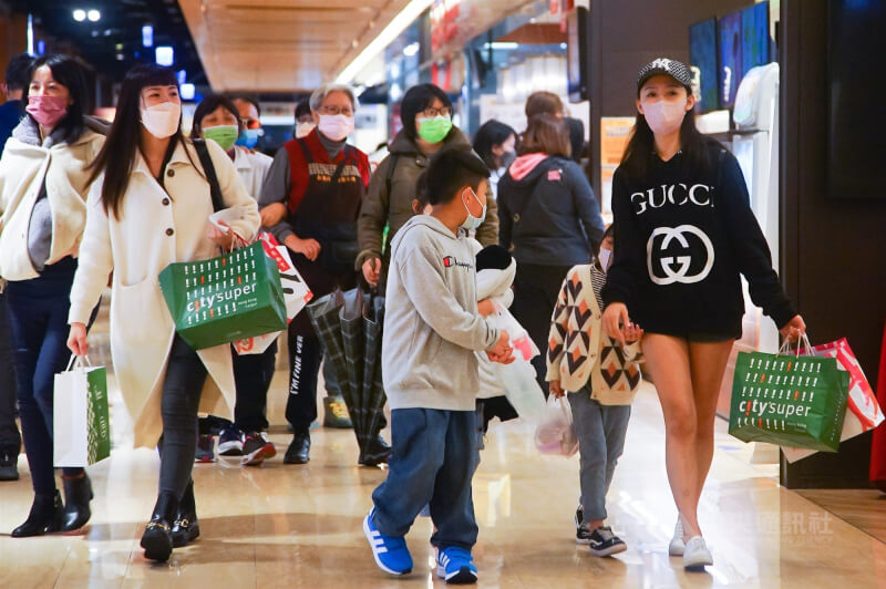 中經院20日發布最新經濟預測，把台灣今年經濟成長率上修到3.96%，成長模式將呈「內外皆溫」。圖為新北市百貨商圈逛街人潮。（中央社檔案照片）