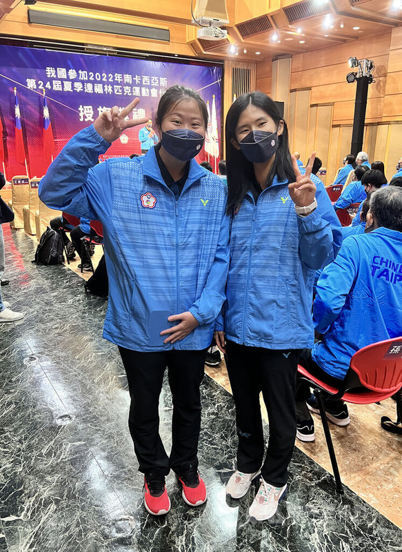 2022巴西南卡西亞斯達福林匹克運動會(俗稱聽障奧運)5月1日將登場,台灣代表團20日下午舉辦授旗儀式,聽障羽球世界球后沈彥汝(左)與聽障田徑女子100公尺跨欄世界紀錄保持人許樂(右),為兩大奪金大熱門。中央社記者龍柏安攝 111年4月20日