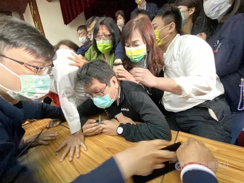 立法院財政委員會21日續審攸關國務機要費除罪化的「會計法第99條之1條文修正草案」。立法院財政委員會召集委員、民進黨立委沈發惠(圖中戴手錶者)在財委會開門後,成功搶占主席台。中央社記者王揚宇攝 111年4月21日
