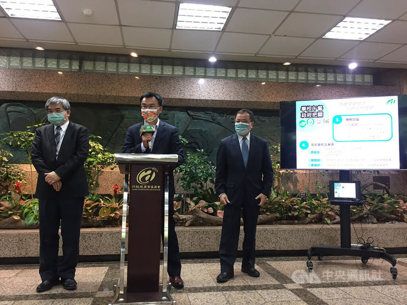 農委會21日舉行「守護學童健康 加碼食材獎勵」記者會,主委陳吉仲(左2)宣布,5月學校午餐將補貼業者選用3章1Q國產食材,每人每餐從新台幣6元調升至10元,偏鄉則從10元變成14元,預計183萬人受惠。中央社記者楊淑閔攝 111年4月21日
