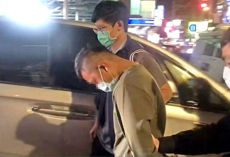 陸軍航特部吳姓士官（前中）疑因向錢莊借錢遭逼債，不滿財務糾紛，21日凌晨涉嫌在台北市持改造手槍行凶，新北警方火速緝凶，訊後以殺人罪嫌移送吳男。（民眾提供）中央社記者黃旭昇新北市傳真  111年4月21日