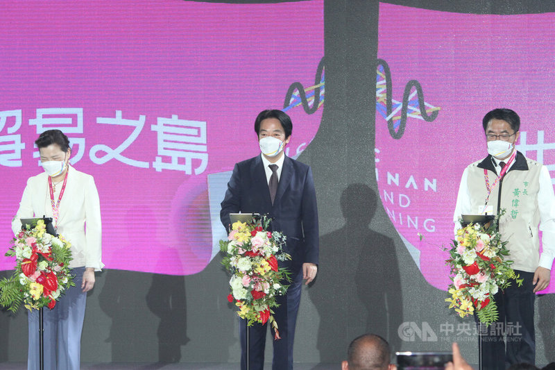 副總統賴清德（中）、經濟部長王美花（左）與台南市長黃偉哲（右）21日出席大台南會展中心啟用典禮，透過科技揭幕宣告場館正式啟用。中央社記者楊思瑞攝  111年4月21日