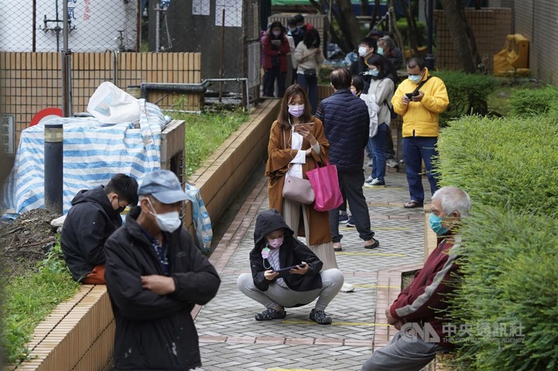 國內COVID-19疫情延燒，許多民眾21日上午前往台北市北投區一家醫院的篩檢站，排隊準備採檢。中央社記者徐肇昌攝 111年4月21日
