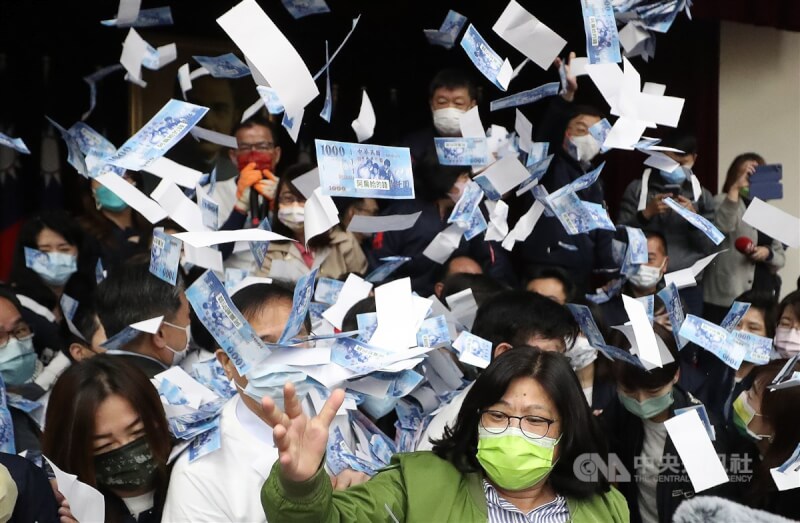 立法院財政委員會21日將續審攸關國務機要費除罪化的會計法第99條之1條文修正草案;民進黨、國民黨立委爆發推擠衝突,國民黨立委灑假錢與假禮券,現場一片混亂。圖前為民進黨立委王美惠。中央社記者張新偉攝 111年4月21日