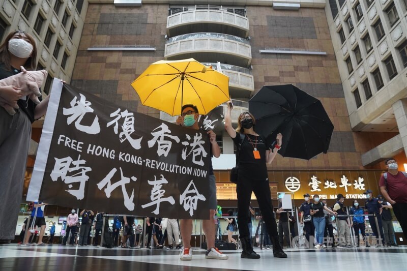 政府正修法放寬在台就業港人可申請定居。圖為2020年5月民眾在台北車站大廳支持香港反送中運動。（中央社檔案照片）