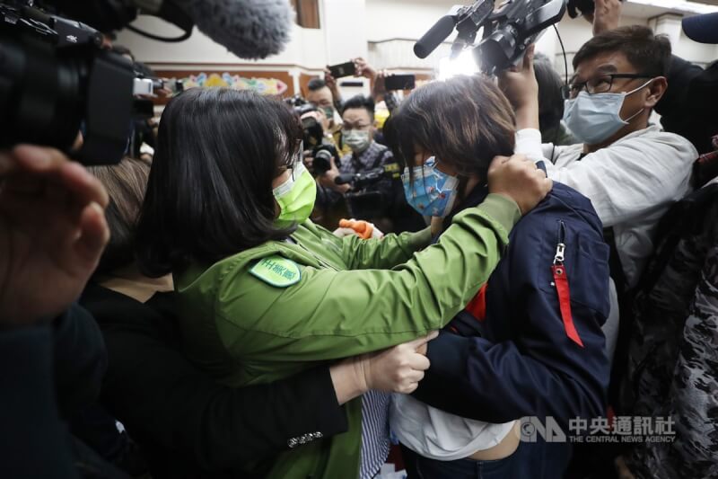 立法院財政委員會21日將續審攸關國務機要費除罪化的會計法第99條之1條文修正草案;朝野立委爆發推擠衝突,民進黨立委王美惠(左)與國民黨立委陳玉珍(右)互相拉扯。中央社記者張新偉攝 111年4月21日