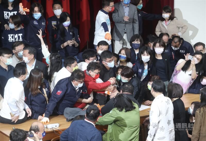 立法院財政委員會21日將續審攸關國務機要費除罪化的會計法第99條之1條文修正草案;民進黨立委提前一晚排隊,會議主席、財政委員會召集委員沈發惠進入會議室後成功搶占主席台,國民黨立委上前包圍,爭搶麥克風。中央社記者吳家昇攝 111年4月21日
