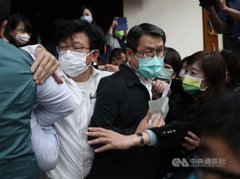 立法院財政委員會21日將續審攸關國務機要費除罪化的會計法第99條之1條文修正草案;一早財政委員會開門後,會議主席、民進黨立委沈發惠(前右2)成功搶占主席台。中央社記者張新偉攝 111年4月21日
