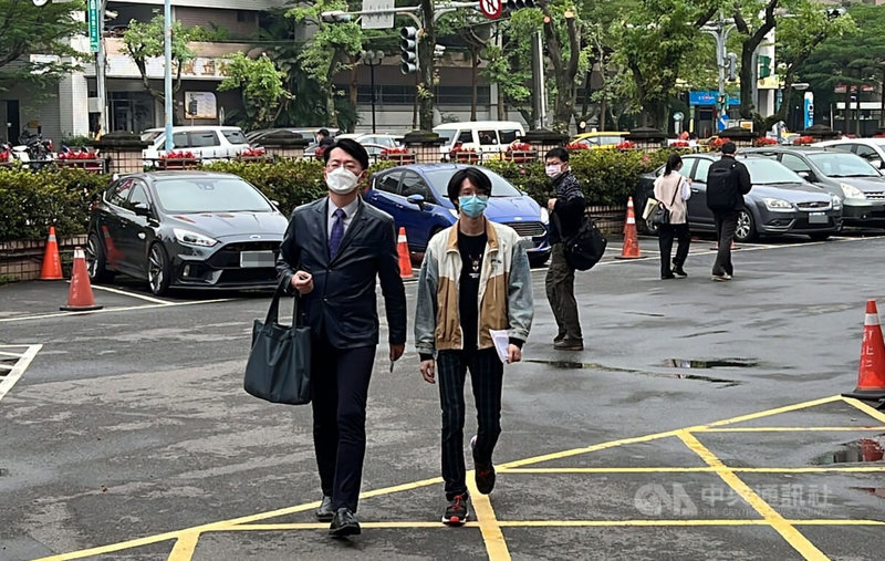 網紅「小玉」朱玉宸（前右）等人涉製換臉謎片案21日首開準備庭，朱玉宸等人當庭認罪，願和119名被害者和解，法官裁定6月9日開庭審理。圖為朱玉宸在律師陪同下出庭。中央社記者沈佩瑤攝 111年4月21日