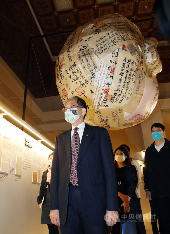 立法院長游錫堃(前)21日走訪中正紀念堂,參觀「自由的靈魂VS.獨裁者:台灣言論自由之路」展覽。中央社記者郭日曉攝 111年4月21日