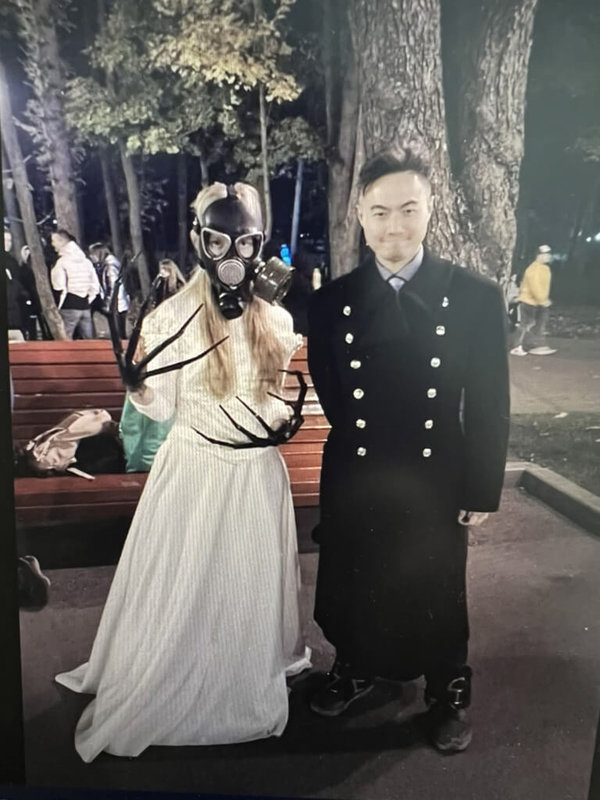 在烏克蘭戰爭爆發前,王楠穎生活多采多姿,在烏克蘭置產並有論及婚嫁的女友,圖為去年底他參加萬聖節遊行,未料短短幾個月後俄羅斯入侵,各種恐怖場面成為他如今生活日常。(王楠穎提供)中央社記者黃雅詩台北傳真 111年4月21日