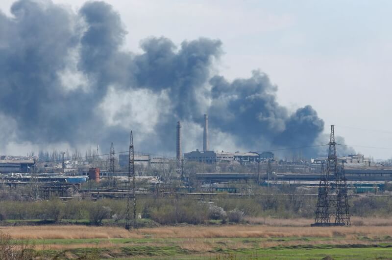 在烏克蘭東南部港市馬立波藏在亞速鋼鐵廠的一名烏軍軍官表示，他的部隊將戰到最後一刻。圖為20日亞速鋼鐵廠冒出濃煙。（路透社）
