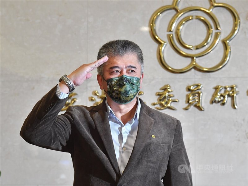 前花東防衛指揮部少將參謀長韓豫平被控詐取加菜金支應民人餐費約新台幣2880元，被判刑4年半，22日獲總統蔡英文特赦。韓豫平下午現身立法院舉行記者會，並向各界行舉手禮致意。中央社記者王飛華攝 111年4月22日