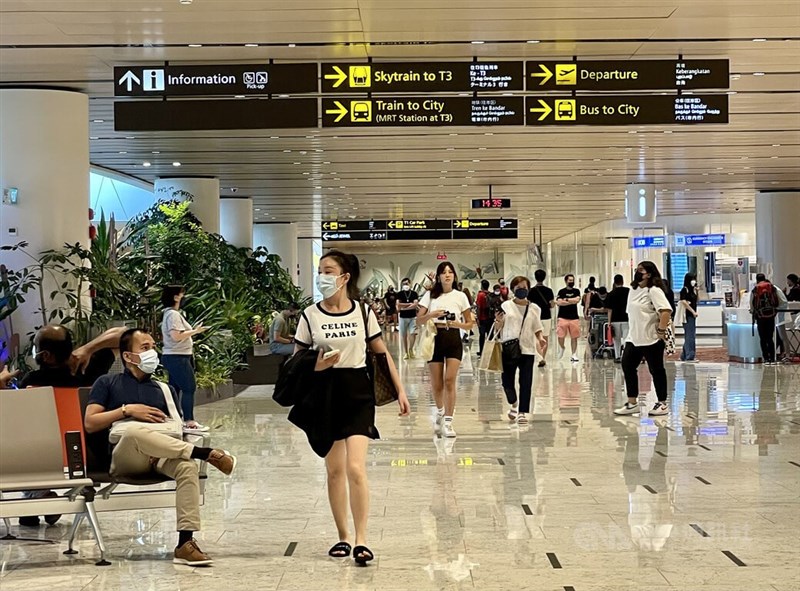 新加坡樟宜機場3月旅客量達114萬人次，是2020年3月爆發疫情以來首度突破百萬。圖為4月1日樟宜機場第一航廈大廳來往旅客。中央社記者侯姿瑩新加坡攝 111年4月21日