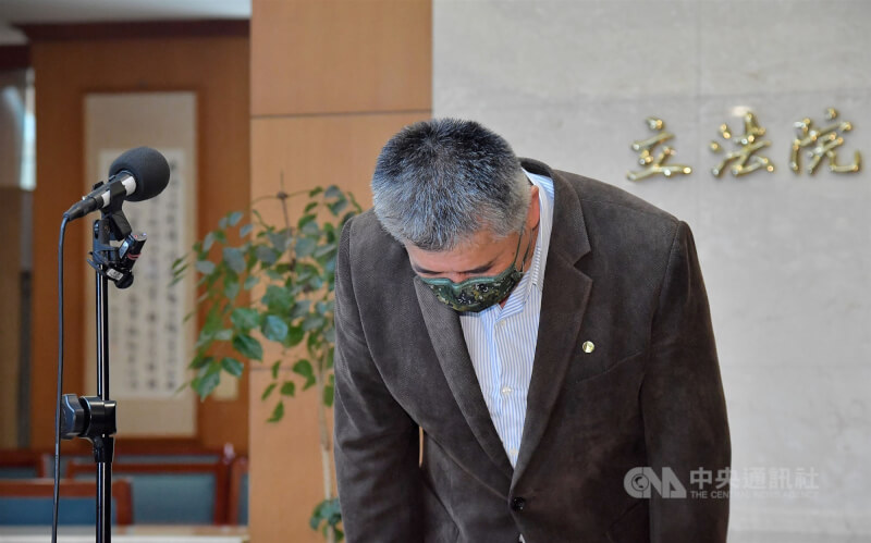 前花東防衛指揮部少將參謀長韓豫平（圖）22日獲總統蔡英文特赦。韓豫平下午現身立法院舉行記者會，並鞠躬向蔡總統等各方致意。中央社記者王飛華攝  111年4月22日