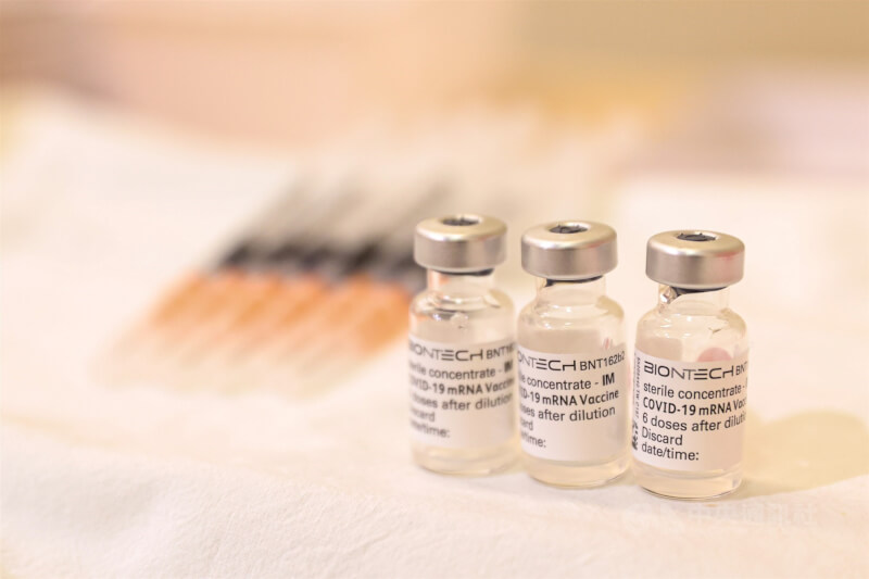 中央流行疫情指揮中心指揮官陳時中28日表示，輝瑞BNT疫苗下午已完成簽約，包含兒童疫苗。（中央社檔案照片）