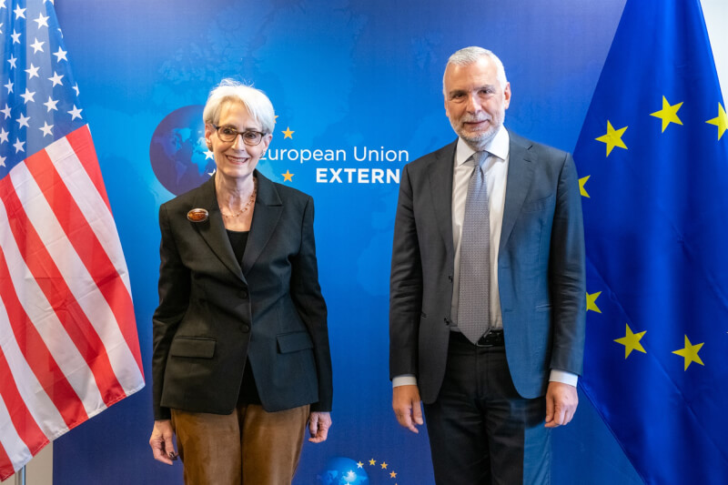 美國副國務卿雪蔓（左）19日至22日率團訪問歐盟總部布魯塞爾，與歐盟對外事務部秘書長沙尼諾（右）舉行雙邊會議。（圖取自twitter.com/DeputySecState）