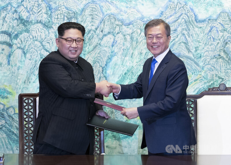 北韓中央通信社報導，領導人金正恩（左）與南韓總統文在寅（右）日前交換親筆信。圖為2018年4月文在寅與金正恩簽署板門店宣言後握手致意。（中央社檔案照片）