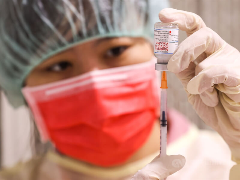 台灣開放6至11歲幼童接種COVID-19莫德納疫苗，部分家長對於是否接種、該不該等輝瑞疫苗仍有猶豫。（中央社檔案照片）