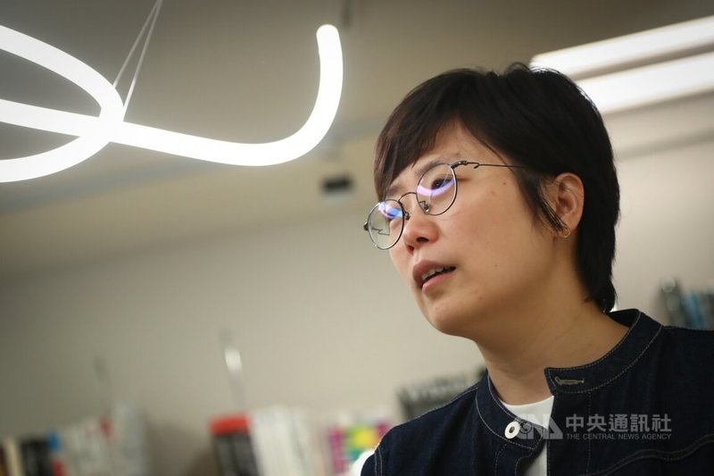 端傳媒前總編輯、Matters平台創辦人張潔平打造獨立書店「飛地Nowhere」,她接受中央社訪問時表示,開書店就像辦一本雜誌,希望能不停跟讀者對話,進而喚醒讀者的熱情,讓他們有非來不可的理由。中央社記者王騰毅攝 111年4月23日