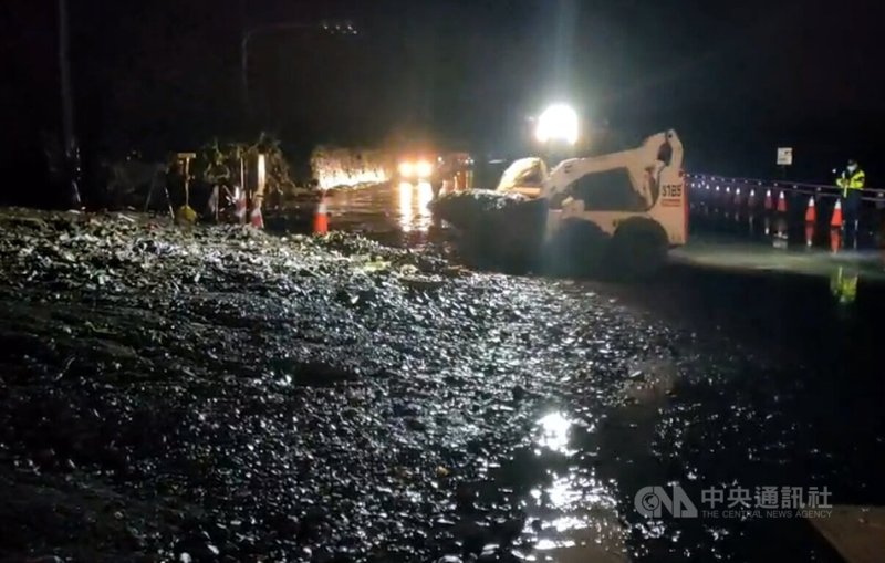 台東地區22日晚間雷雨交加,台東市區多處積水,南迴公路多良路段出現土石流覆蓋路面,警方和公路總局人員漏夜排除,已恢復正常通車。中央社記者盧太城台東攝 111年4月23日