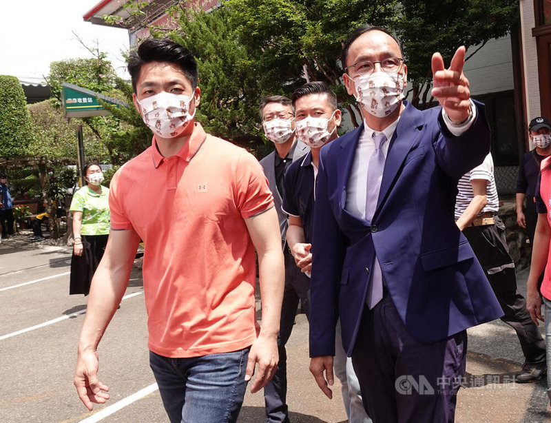 有意參選桃園市長的國民黨台北市議員羅智強表達對黨失望透頂，國民黨主席朱立倫（前右）24日到台北松山慈惠堂出席祈福法會，他說，國民黨現在最需要的是團結。如同國民黨立委陳玉珍表達的，團隊是最重要的，個人可扮演各種角色。前左為備戰參選台北市長的國民黨立委蔣萬安。中央社記者鄭傑文攝 111年4月24日