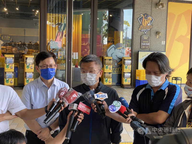 民進黨選對會24日建議徵召立法院副院長蔡其昌參選台中市長,蔡其昌(中)對此表示,等下週徵召程序正式完成後,就會全面展開下階段備戰。中央社記者郝雪卿攝 111年4月24日