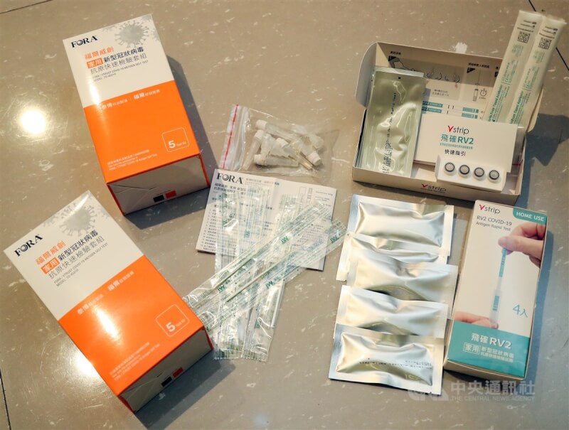 中央流行疫情指揮中心指揮官陳時中24日表示,快篩實名制擬5月初上路,將至少提供5000萬劑。圖為目前市售家用快篩劑。(中央社檔案照片)