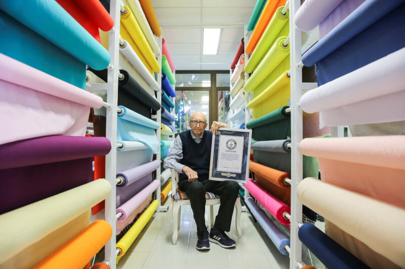 巴西百歲老翁奧斯曼在同一家紡織公司連續任職長達84年，創下金氏世界紀錄。（路透社）