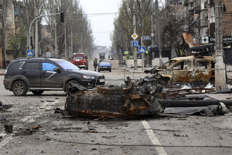 分析認為，俄羅斯因烏克蘭戰爭深陷困境，而中國戰略家正從中汲取教訓。圖為23日馬立波街道上被摧毀的坦克及車輛。（美聯社）