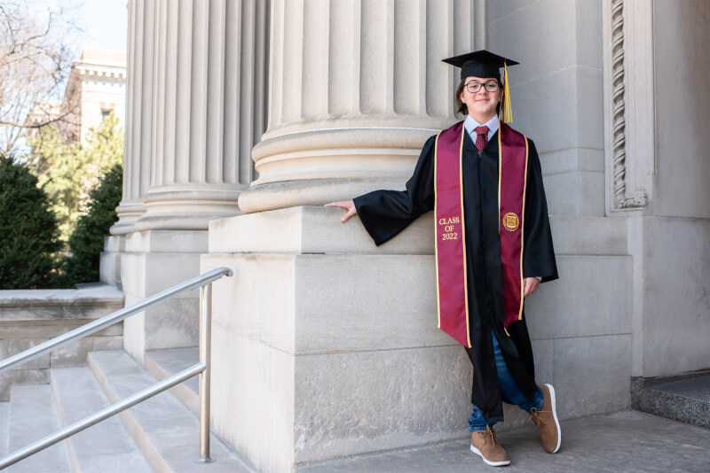 美國一名13歲男孩譚納將獲得大學學士學位，同時已被明尼蘇達大學物理博士班錄取。（圖取自facebook.com/ElliottRobbTanner）