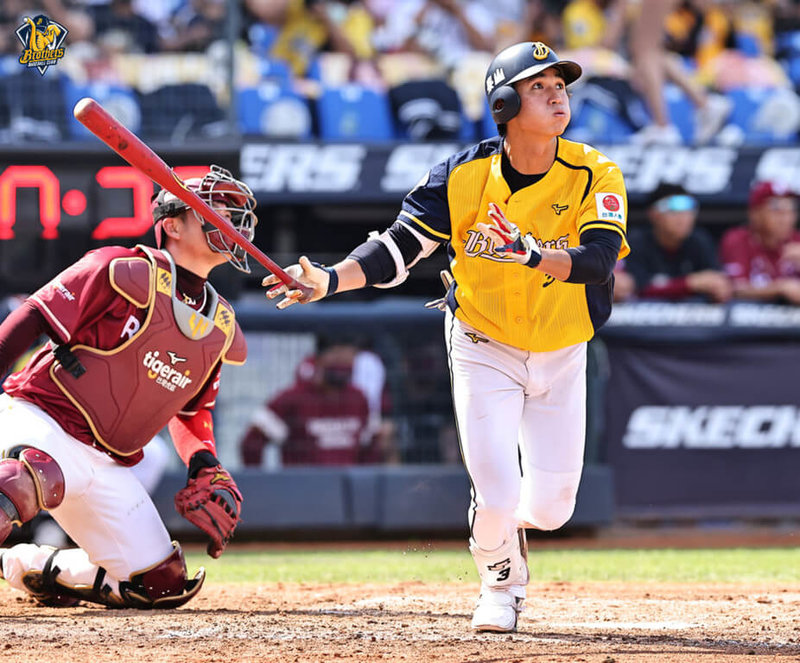 中職中信兄弟隊24日迎戰樂天桃猿隊,兄弟隊陳文杰(右)本季首轟出爐,3分砲幫助球隊拉開領先優勢。(中信兄弟提供)中央社記者謝靜雯傳真 111年4月24日